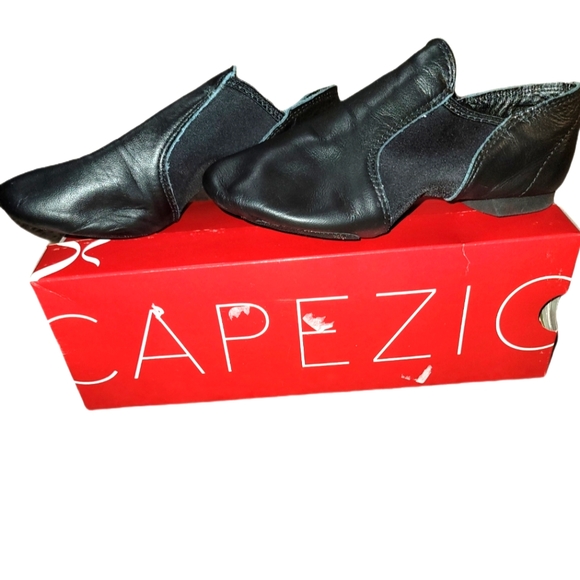Capezio Other - Capezio Girls Jazz Shoes Size 5.5